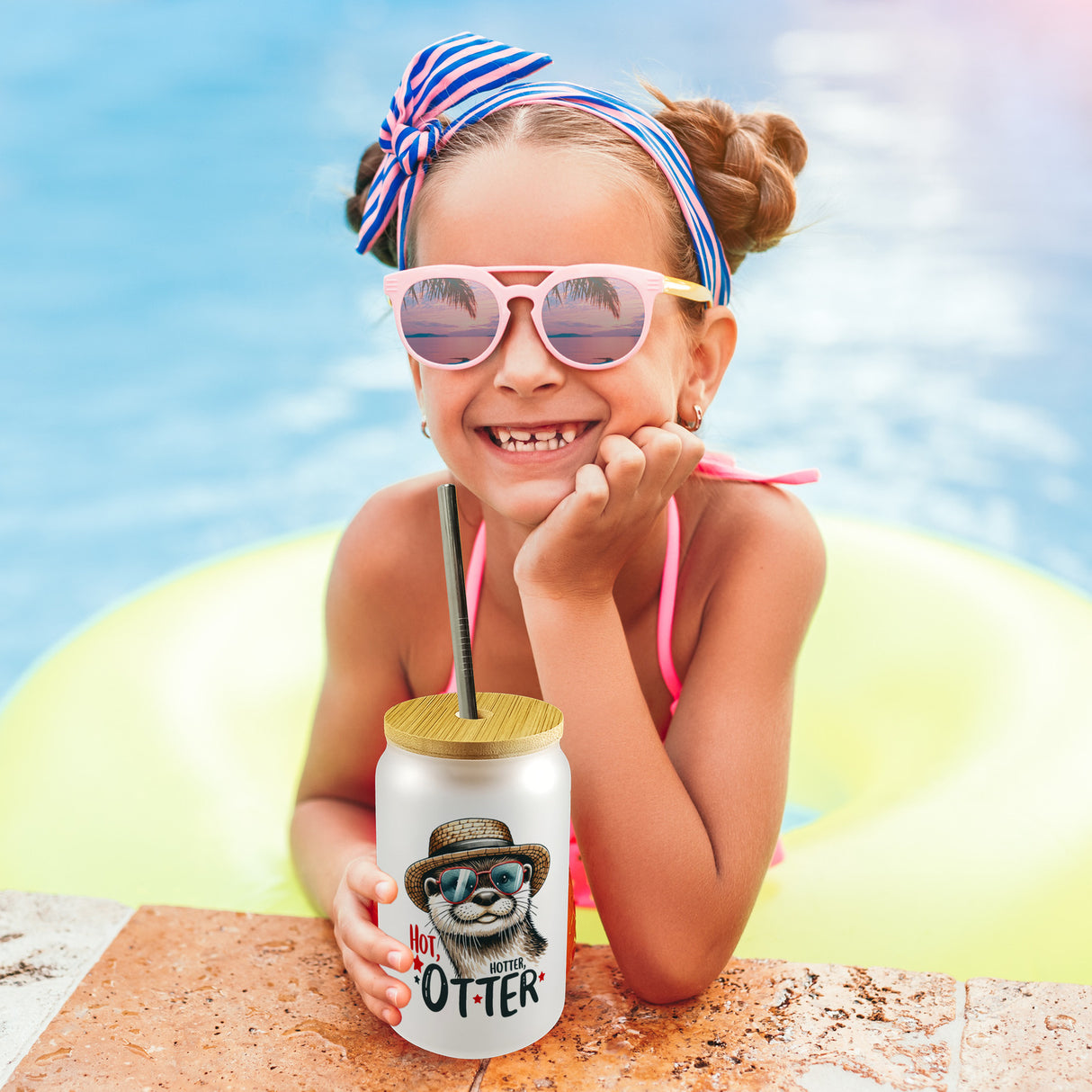 Otter mit Sonnenbrille und Strohhut Trinkglas mit Bambusdeckel mit Spruch Hot Hotter Otter