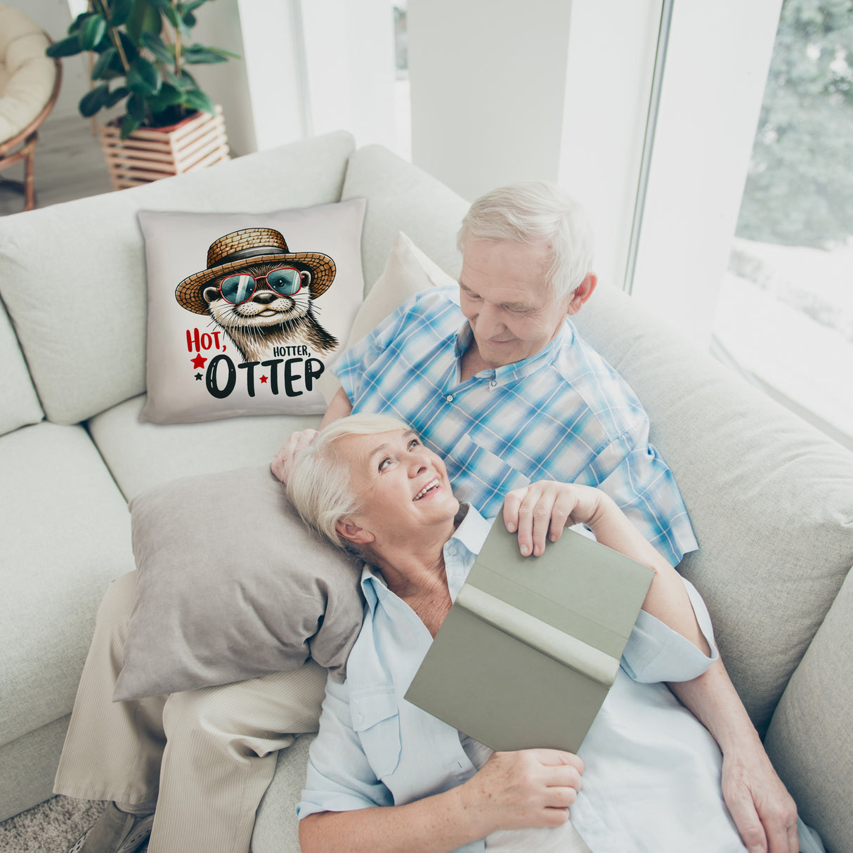 Otter mit Sonnenbrille und Strohhut Kissen mit Spruch Hot Hotter Otter