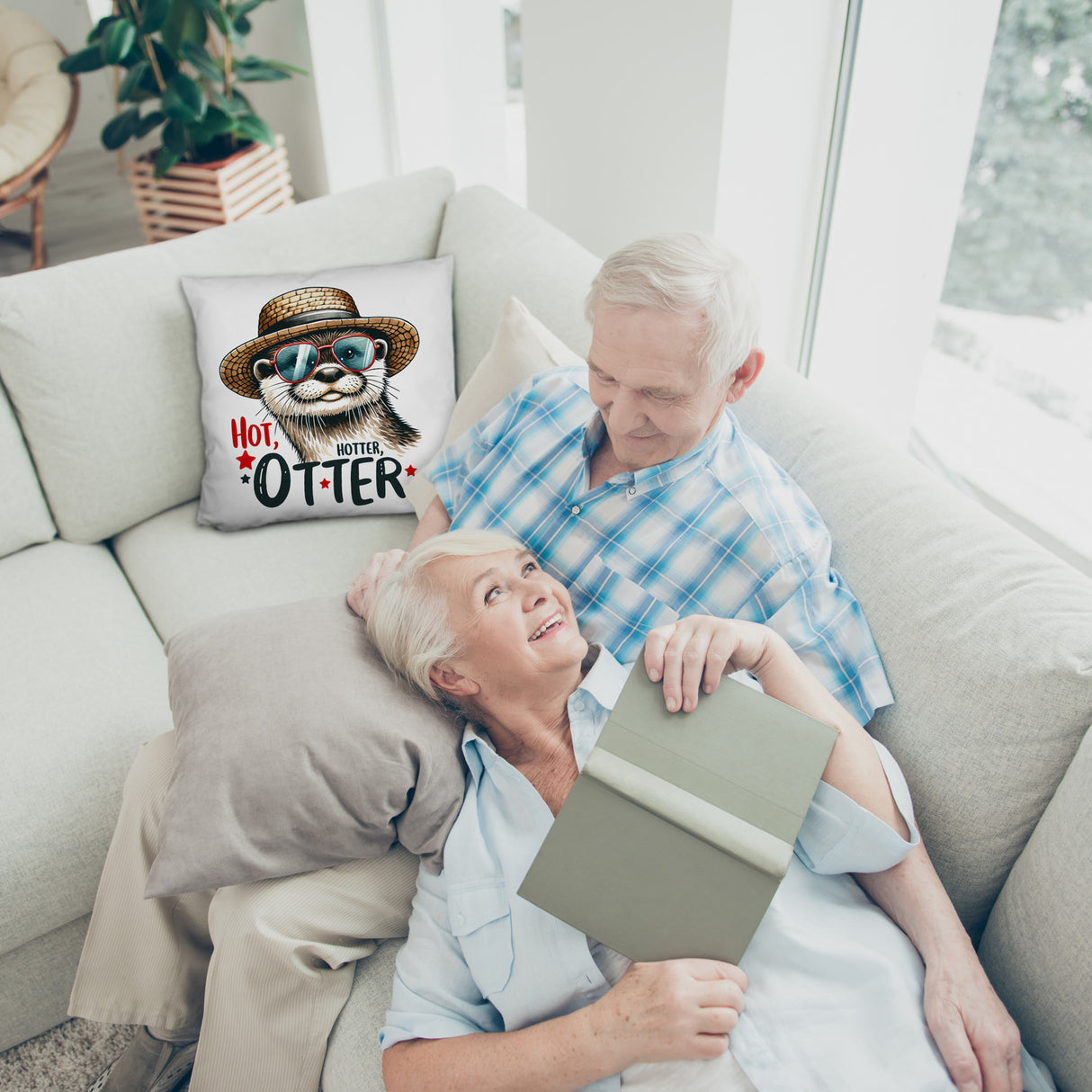 Otter mit Sonnenbrille und Strohhut Kissen mit Spruch Hot Hotter Otter