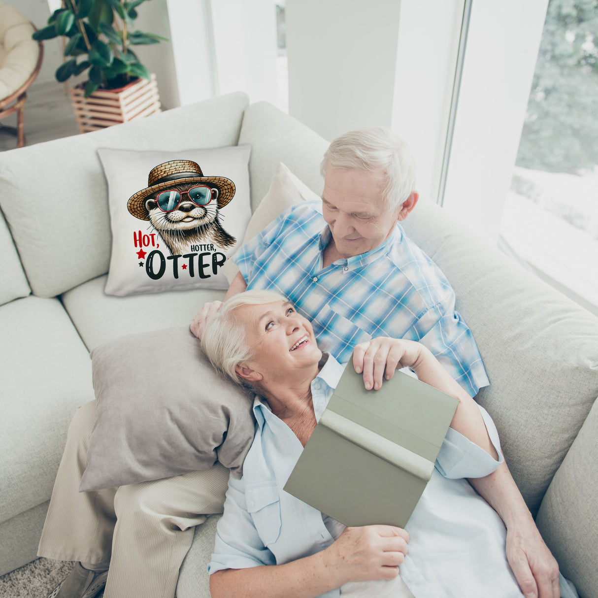 Otter mit Sonnenbrille und Strohhut Kissen mit Spruch Hot Hotter Otter