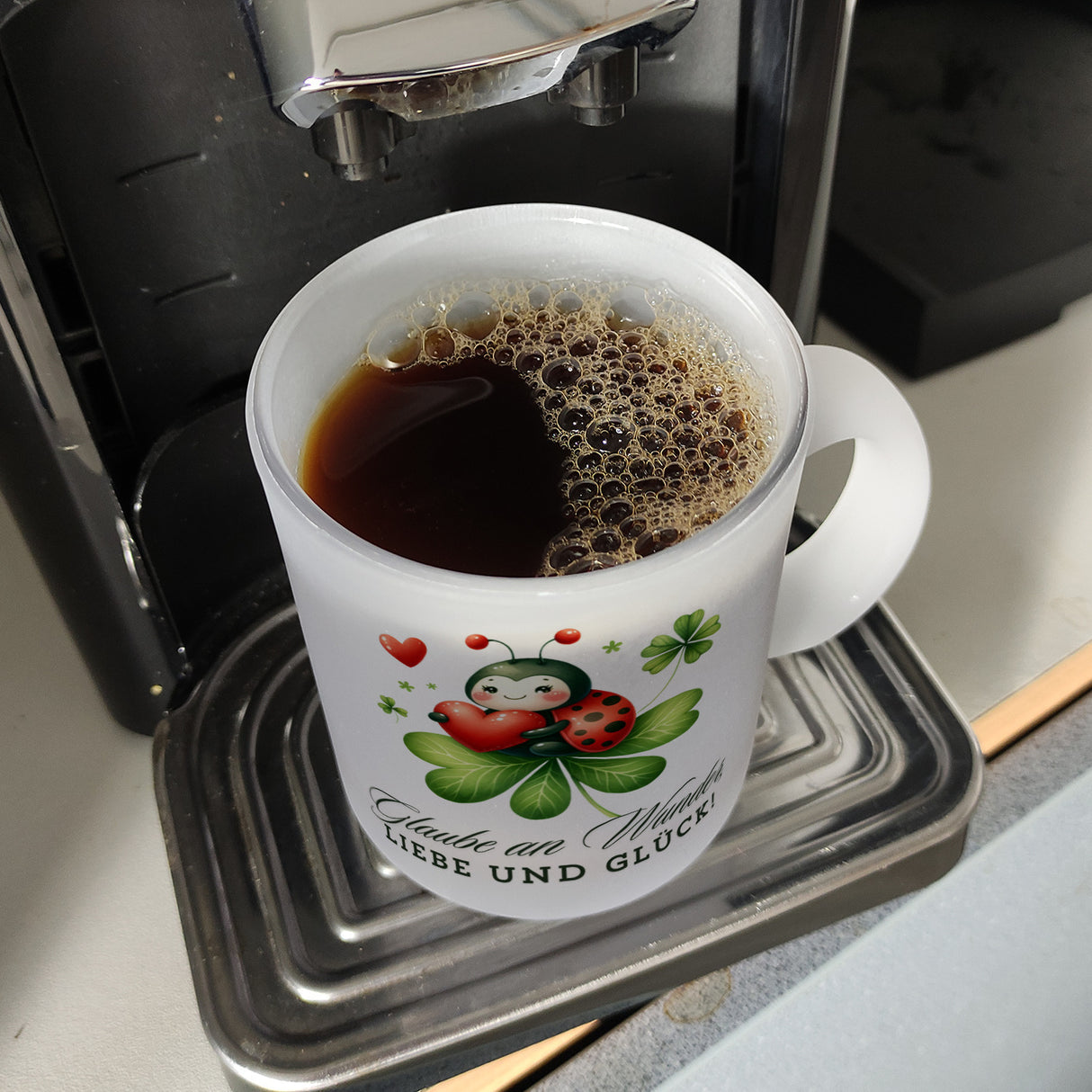 Marienkäfer Kaffeebecher mit Spruch Glaube an Wunder, Liebe und Glück!