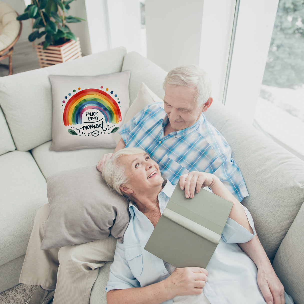 Regenbogen Kissen mit Spruch Enjoy every moment