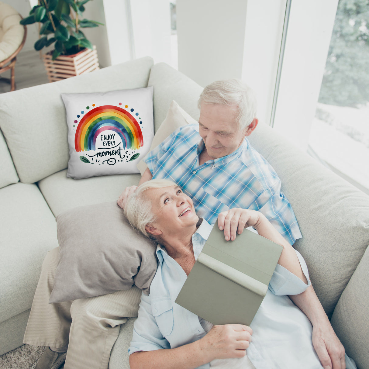 Regenbogen Kissen mit Spruch Enjoy every moment