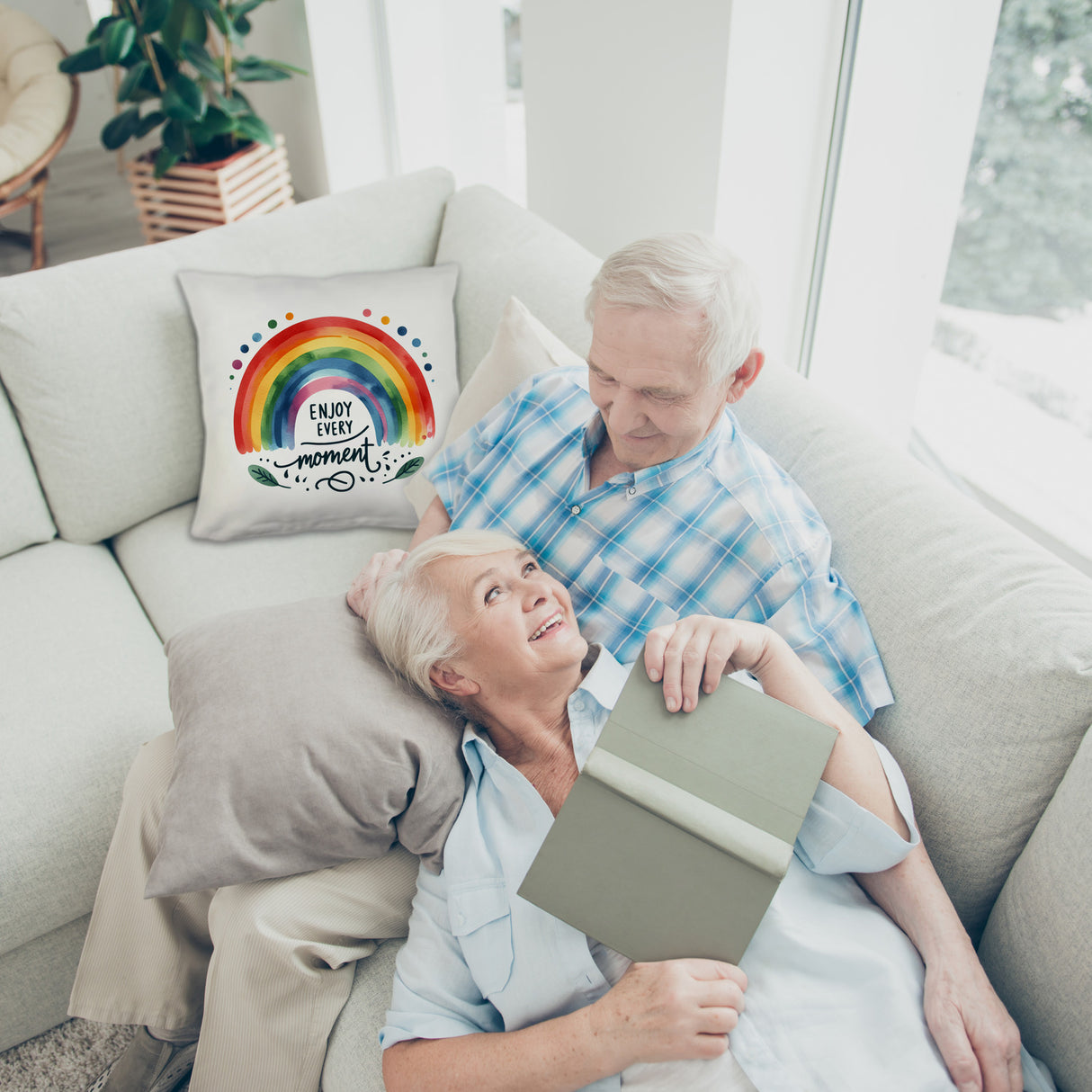 Regenbogen Kissen mit Spruch Enjoy every moment