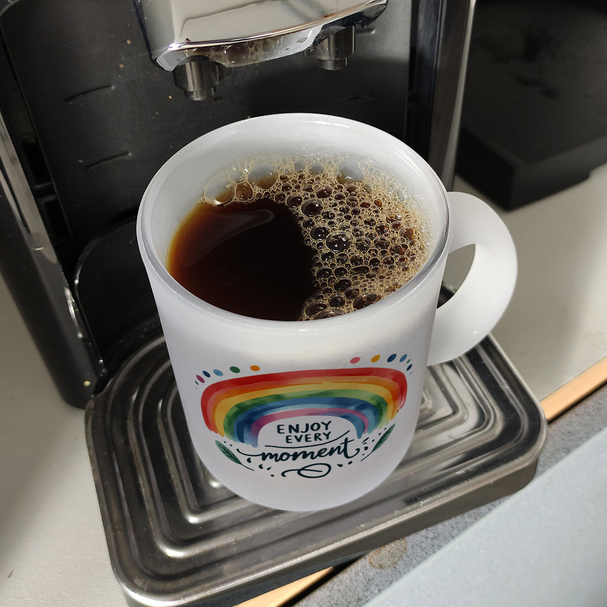 Regenbogen Kaffeebecher mit Spruch Enjoy every moment