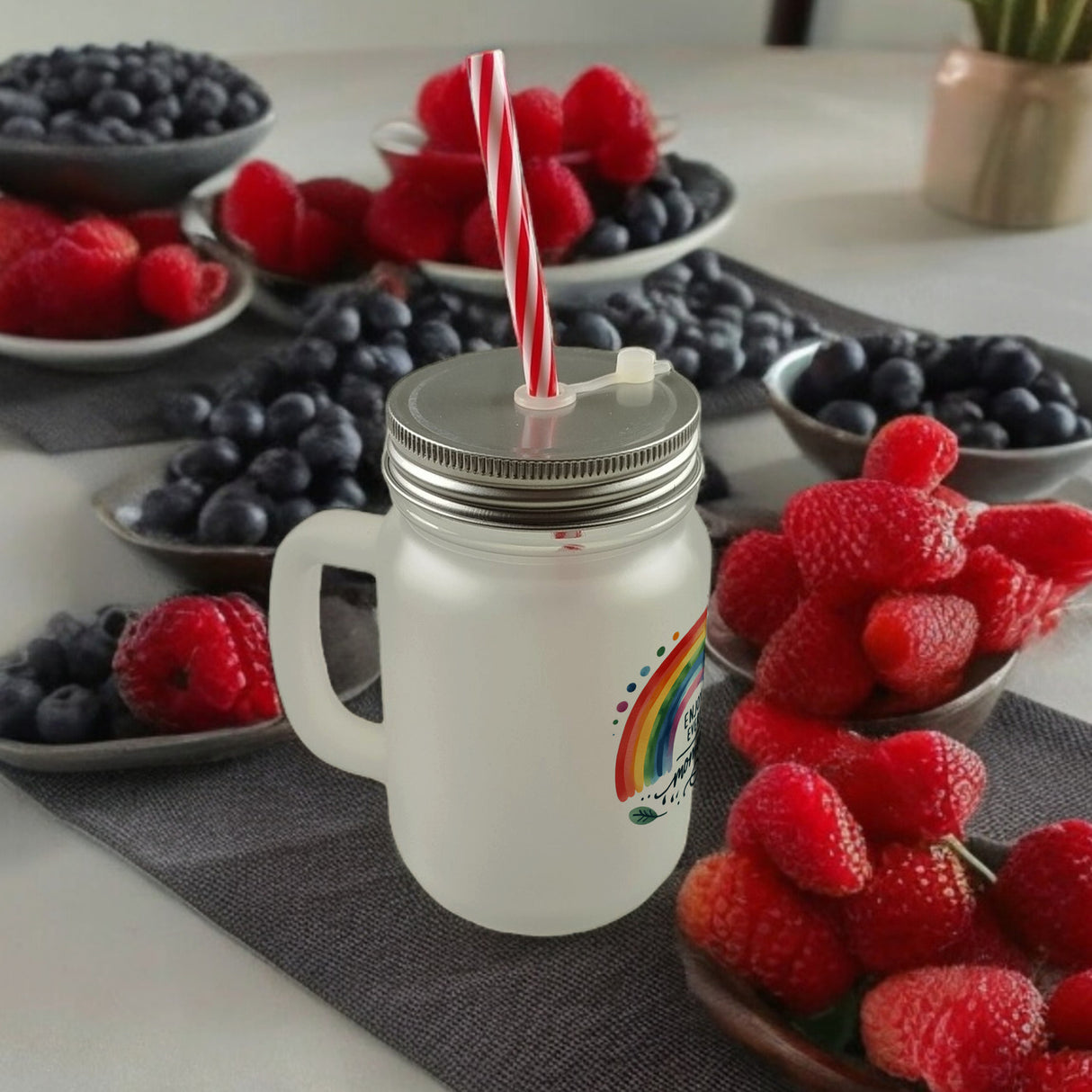 Regenbogen Trinkglas mit Bambusdeckel mit Spruch Enjoy every moment