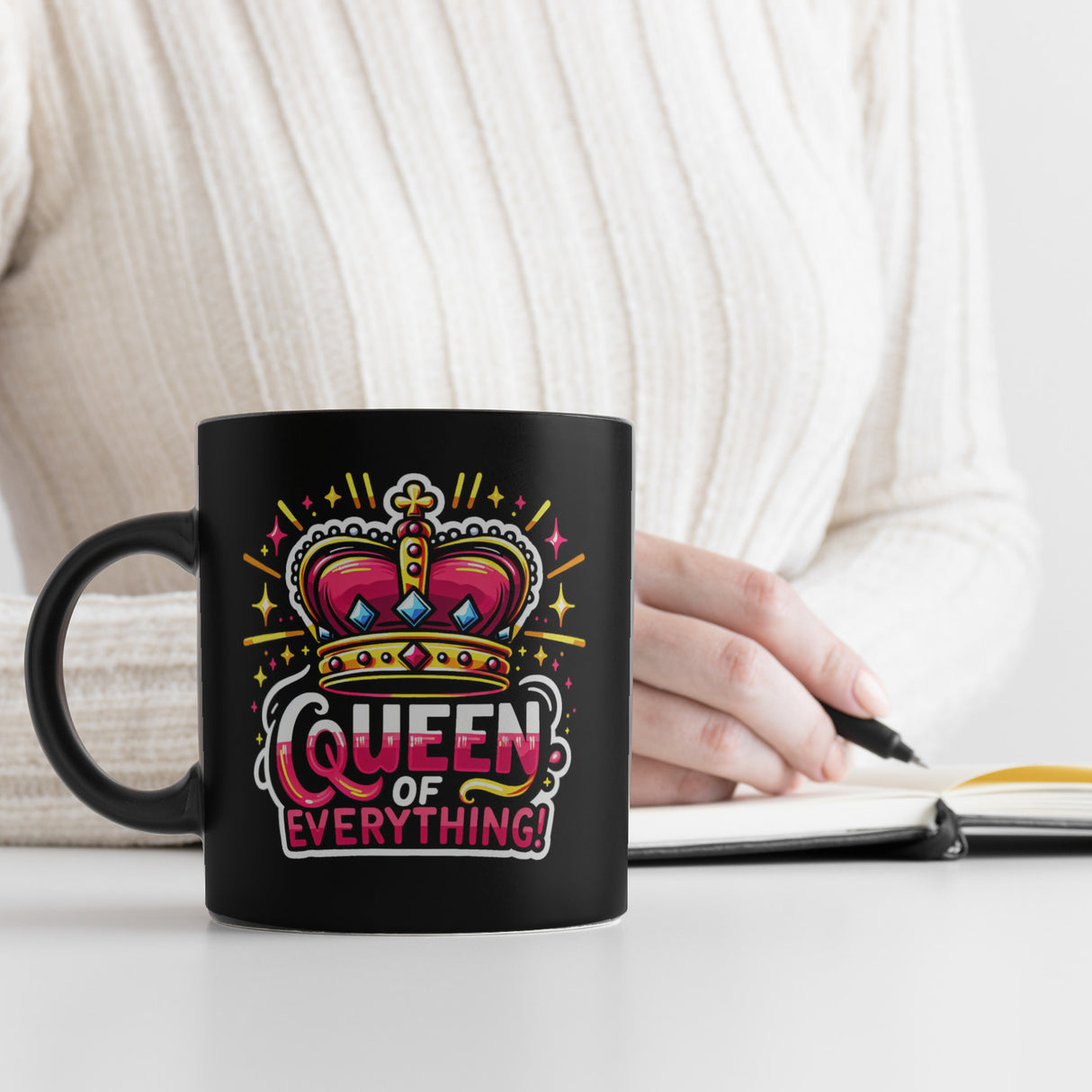 Krone einer Königin Tasse in Schwarz mit Spruch Queen of everything
