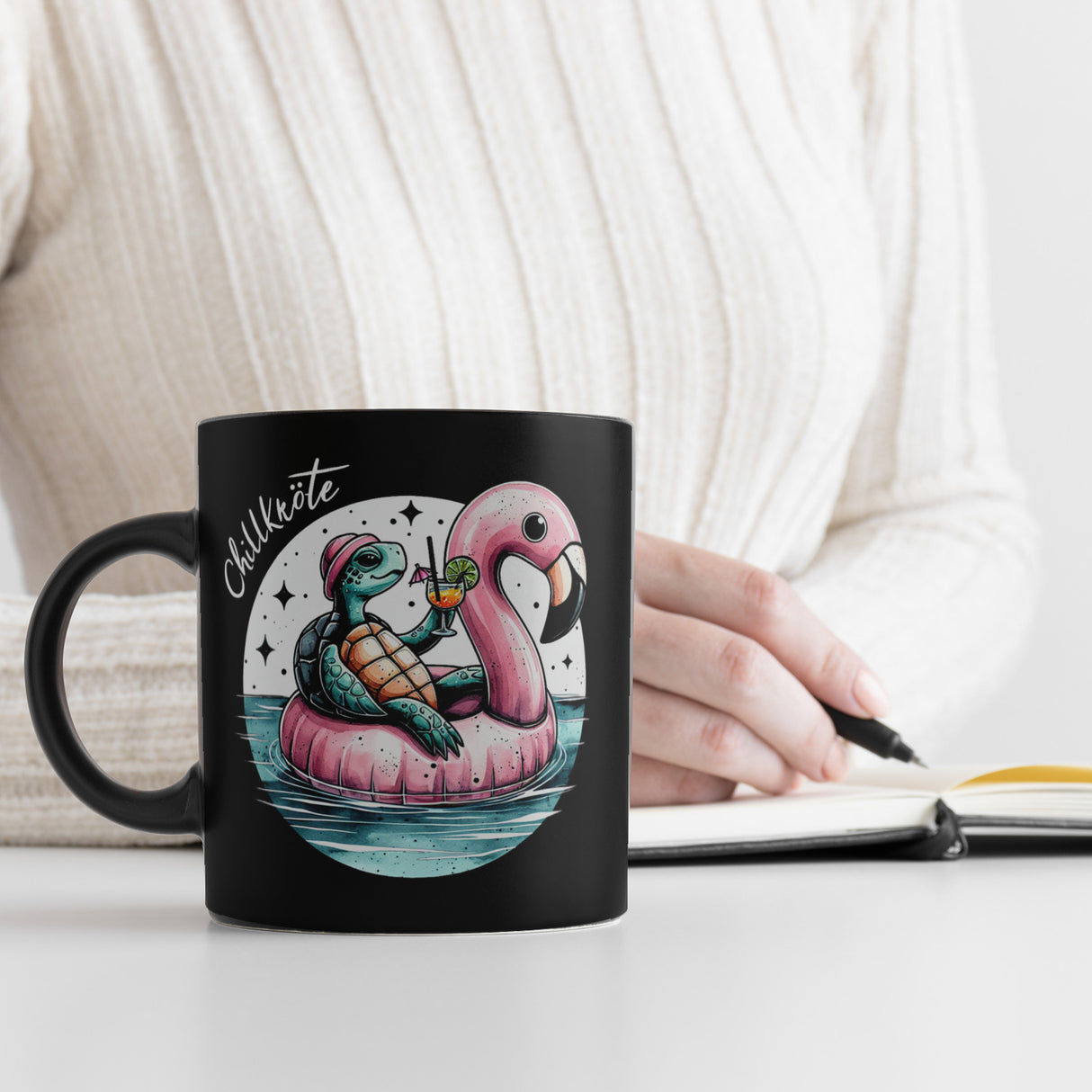 Schildkröte auf Flamingo-Schwimmring Tasse in Schwarz mit Spruch Chillkröte