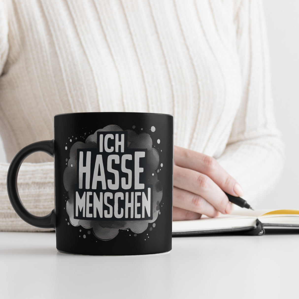 Ich hasse Menschen Tasse in Schwarz