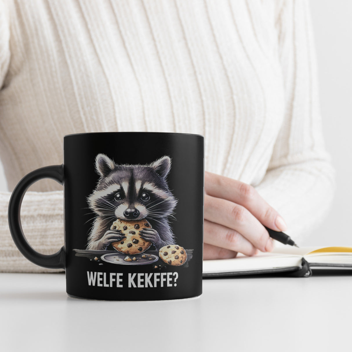 Verfressener Waschbär mit Keksen Tasse in Schwarz mit Spruch Welfe Kekffe?