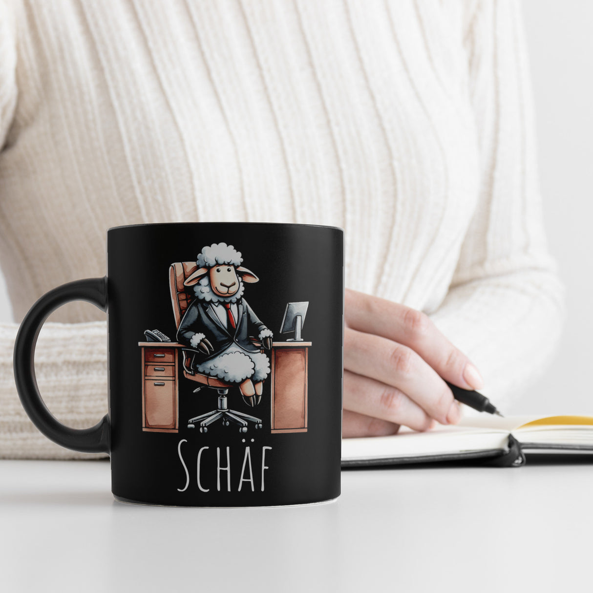 Schaf Chef im Chefsessel Tasse in Schwarz mit Spruch Schäf
