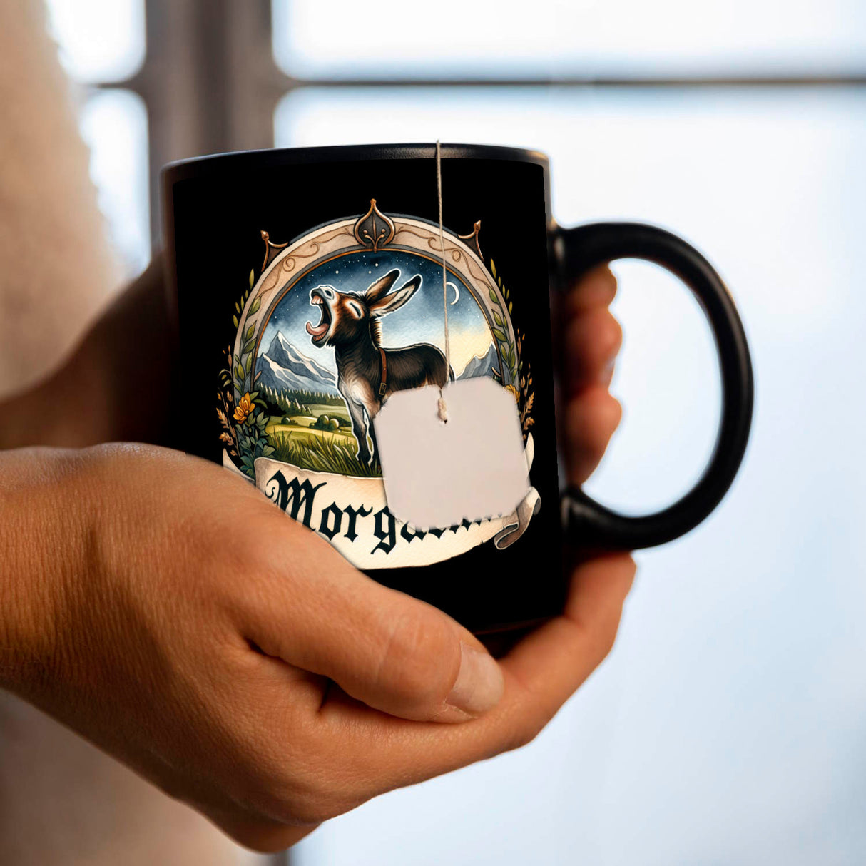 Müder Esel auf der Wiese Tasse in Schwarz mit Spruch Morgaehn!