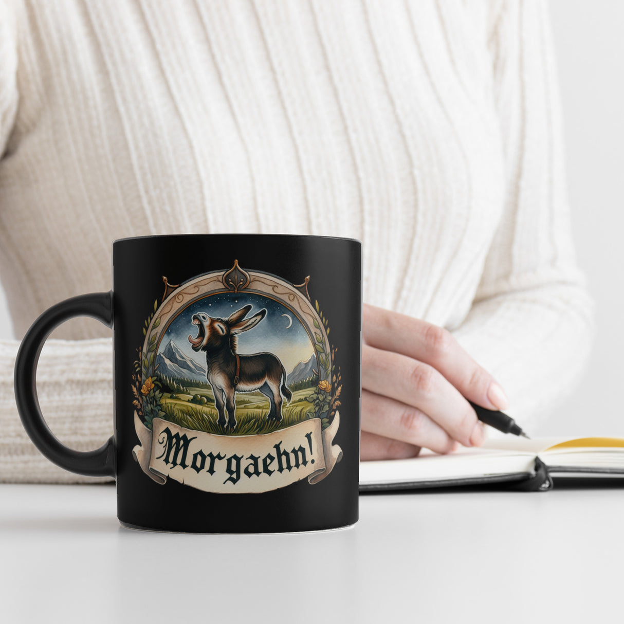 Müder Esel auf der Wiese Tasse in Schwarz mit Spruch Morgaehn!