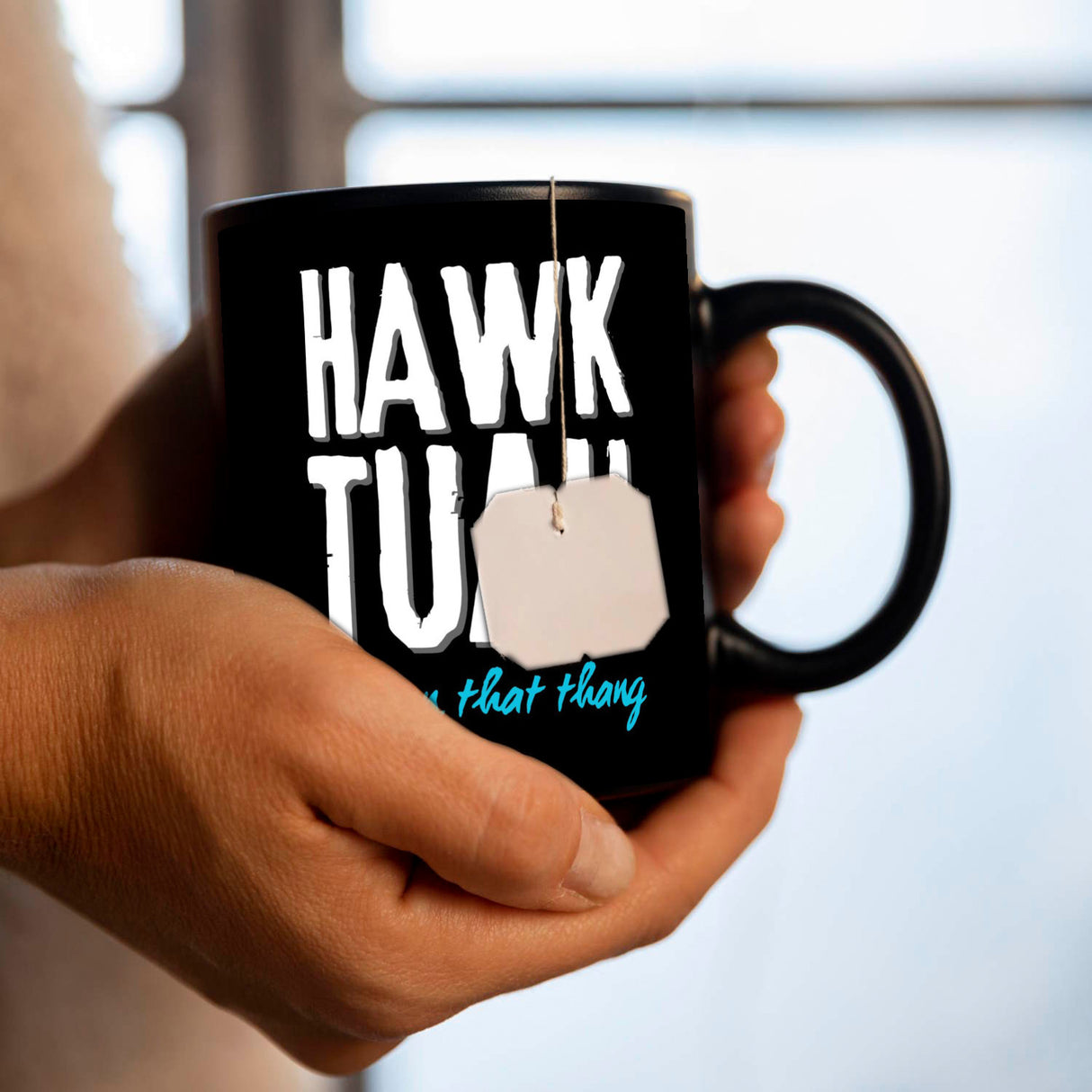 Hawk Tuah Tasse in Schwarz mit Spruch Spit on that thang
