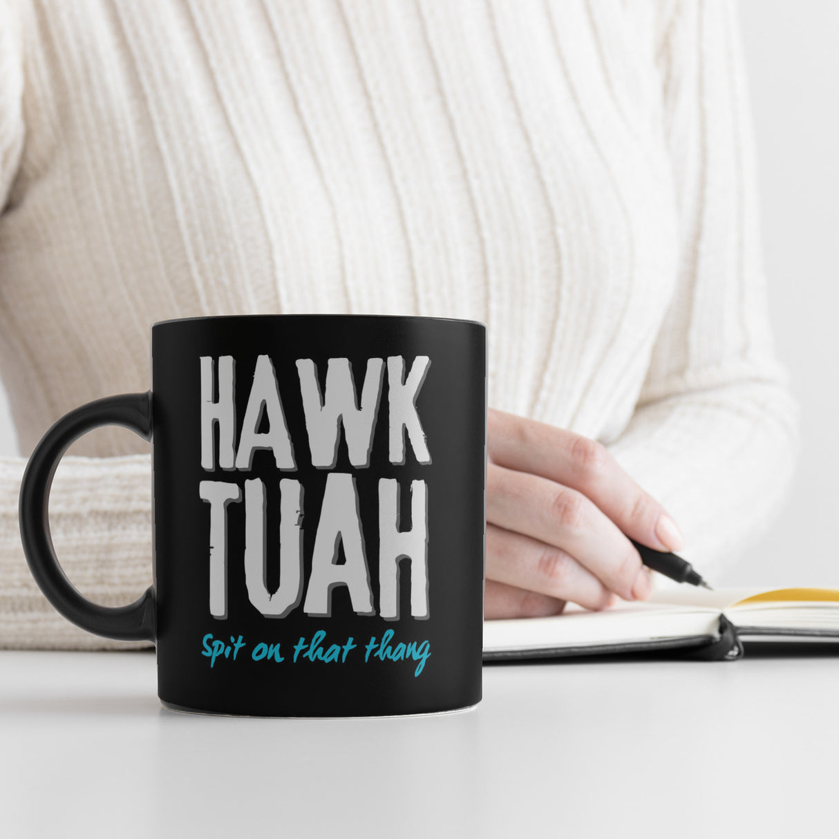 Hawk Tuah Tasse in Schwarz mit Spruch Spit on that thang