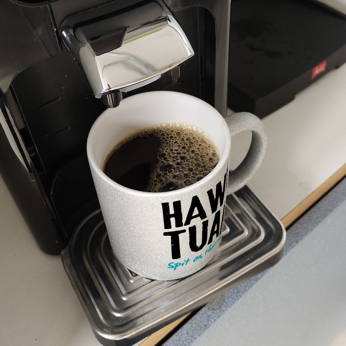 Hawk Tuah Kaffeebecher mit Spruch Spit on that thang