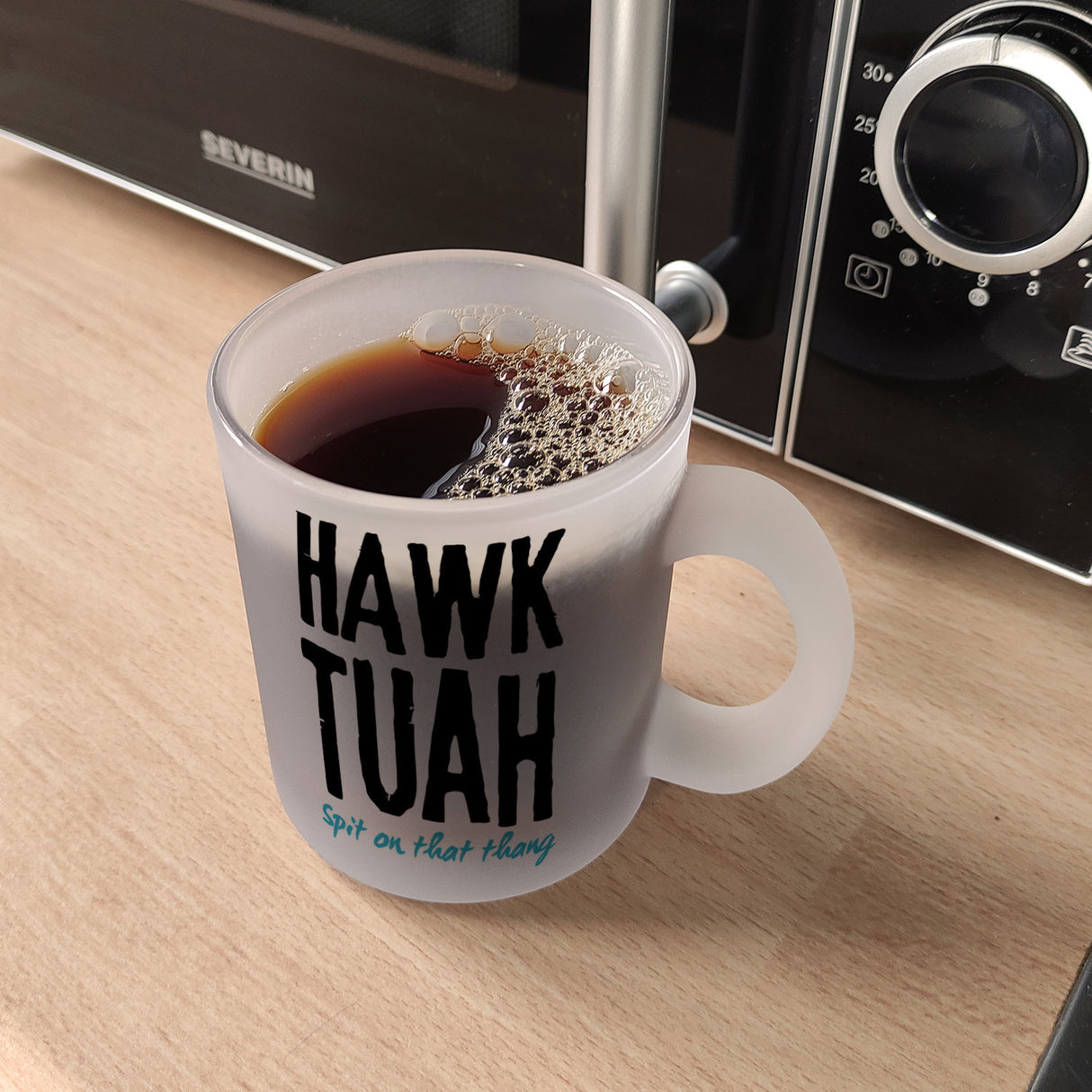 Hawk Tuah Kaffeebecher mit Spruch Spit on that thang