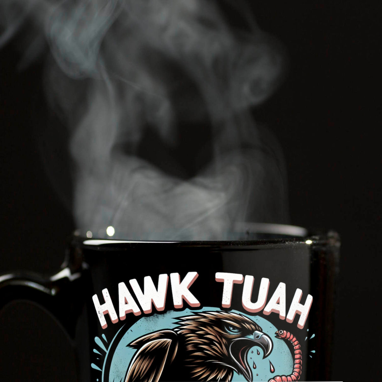 Hawk Tuah Falke mit Regenwurm Tasse in Schwarz mit Spruch Spit on that thang
