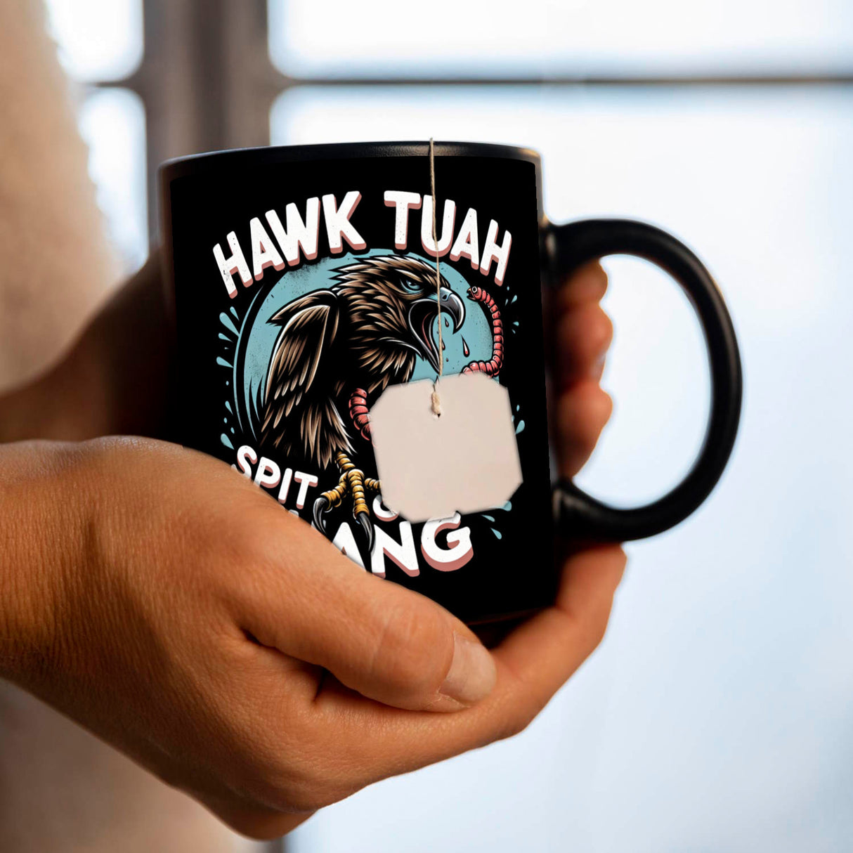 Hawk Tuah Falke mit Regenwurm Tasse in Schwarz mit Spruch Spit on that thang