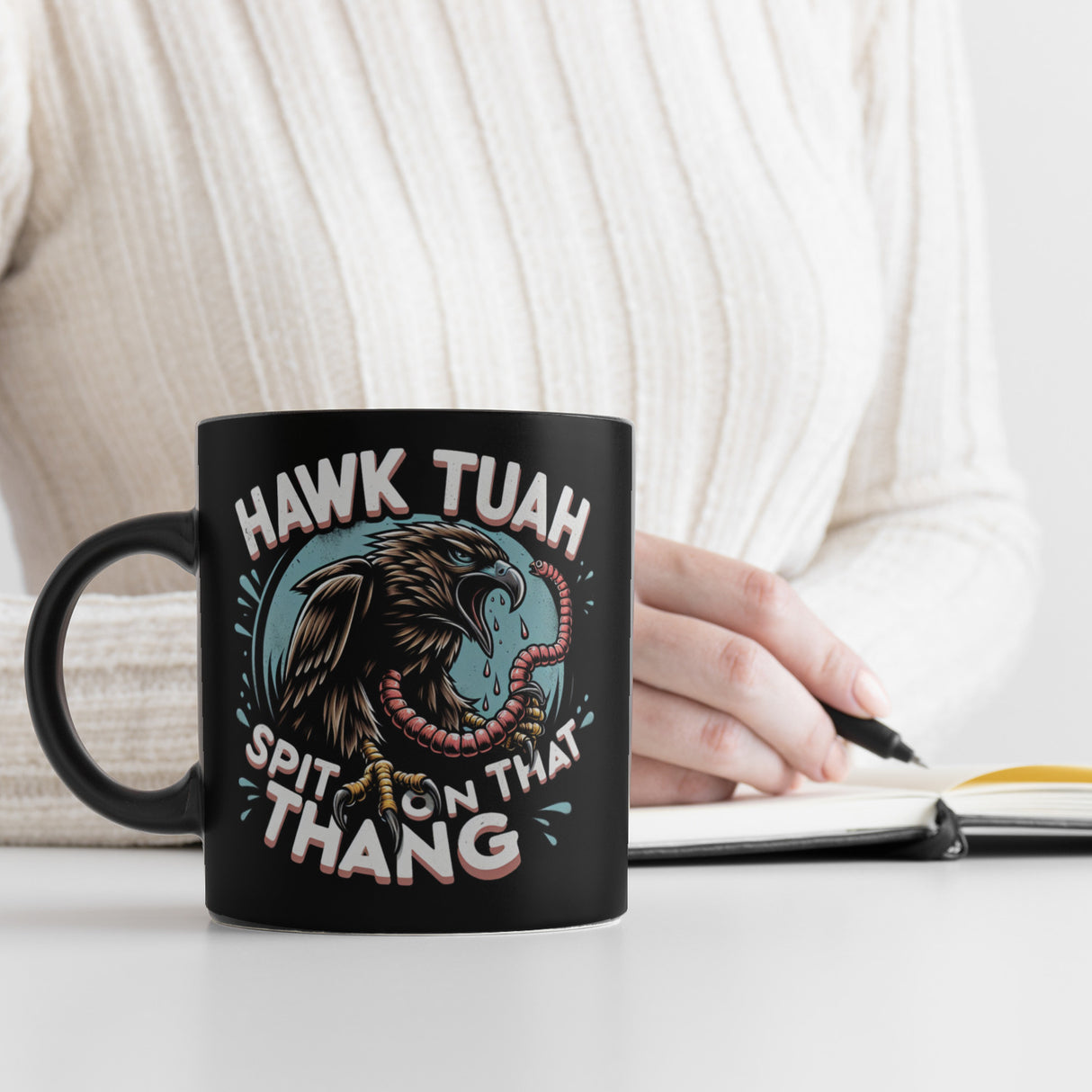 Hawk Tuah Falke mit Regenwurm Tasse in Schwarz mit Spruch Spit on that thang