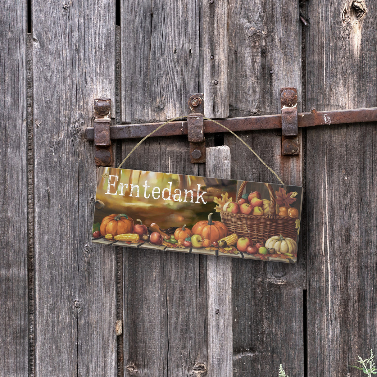 Weidenkorb mit Herbstprodukten - Erntedank - Metallschild