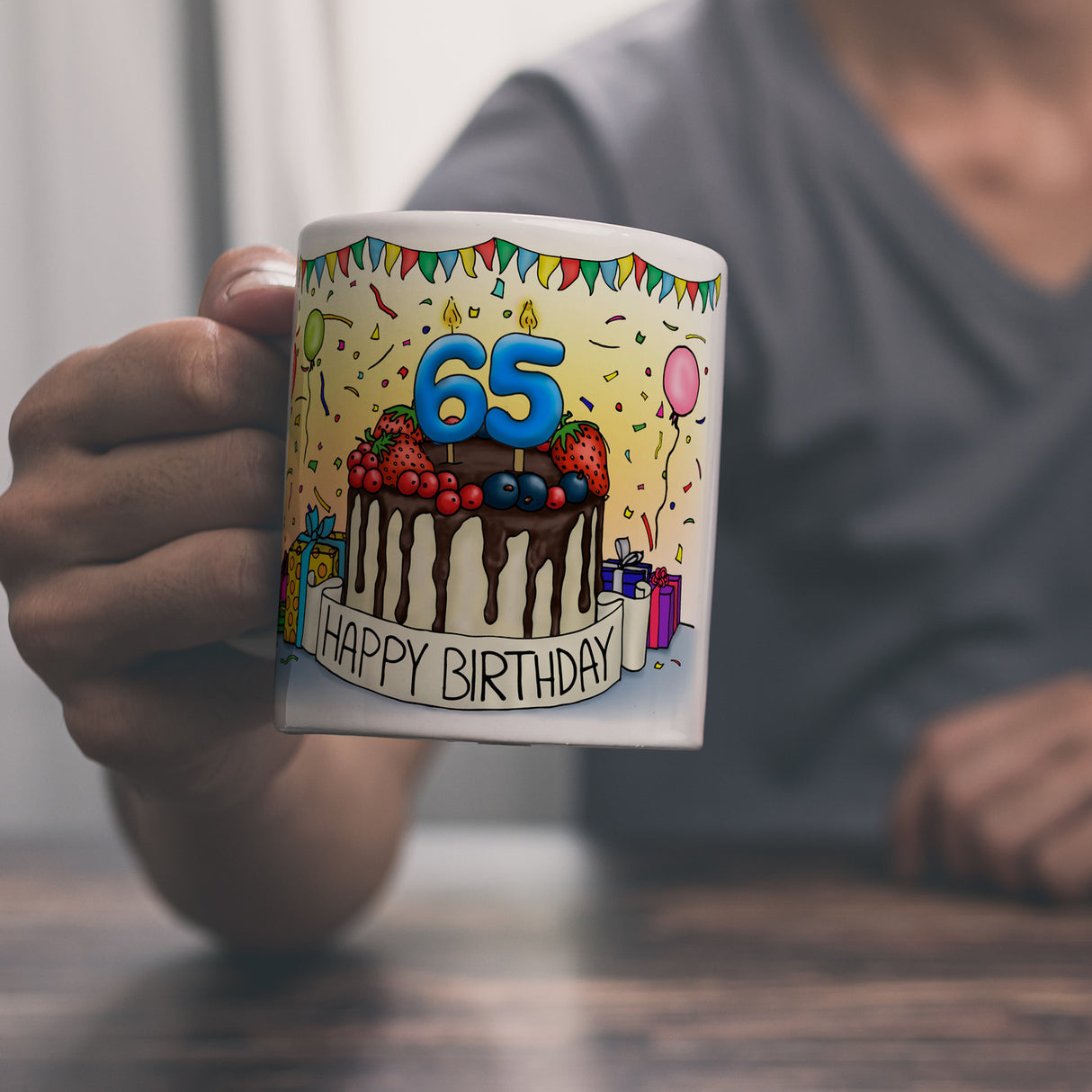 65. Geburtstag Tasse mit Kuchen und Geschenk und Anhänger: zum 23741. Tag