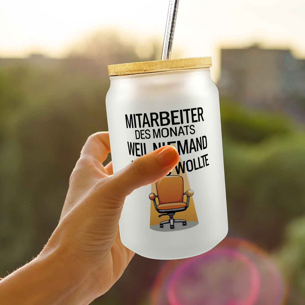 Leerer Bürostuhl Mitarbeiter des Monats Trinkglas mit Bambusdeckel