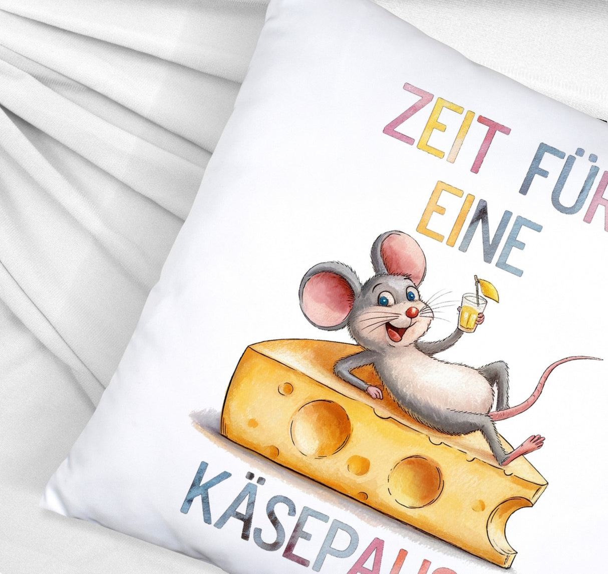 Fröhliche Maus auf Käse Kissen Käsepause