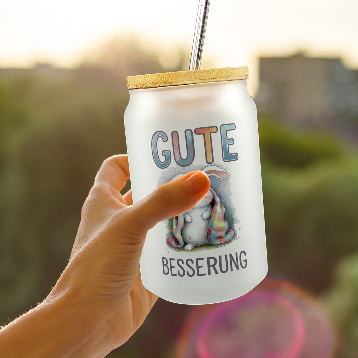 Gute Besserung Trinkglas mit Bambusdeckel - Weißes Kaninchen in einer Decke