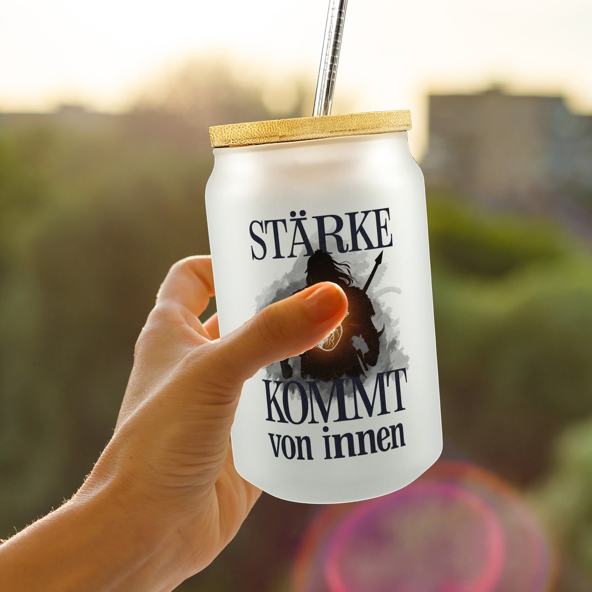 Stärke kommt von innen Trinkglas mit Bambusdeckel - Silhouette Krieger