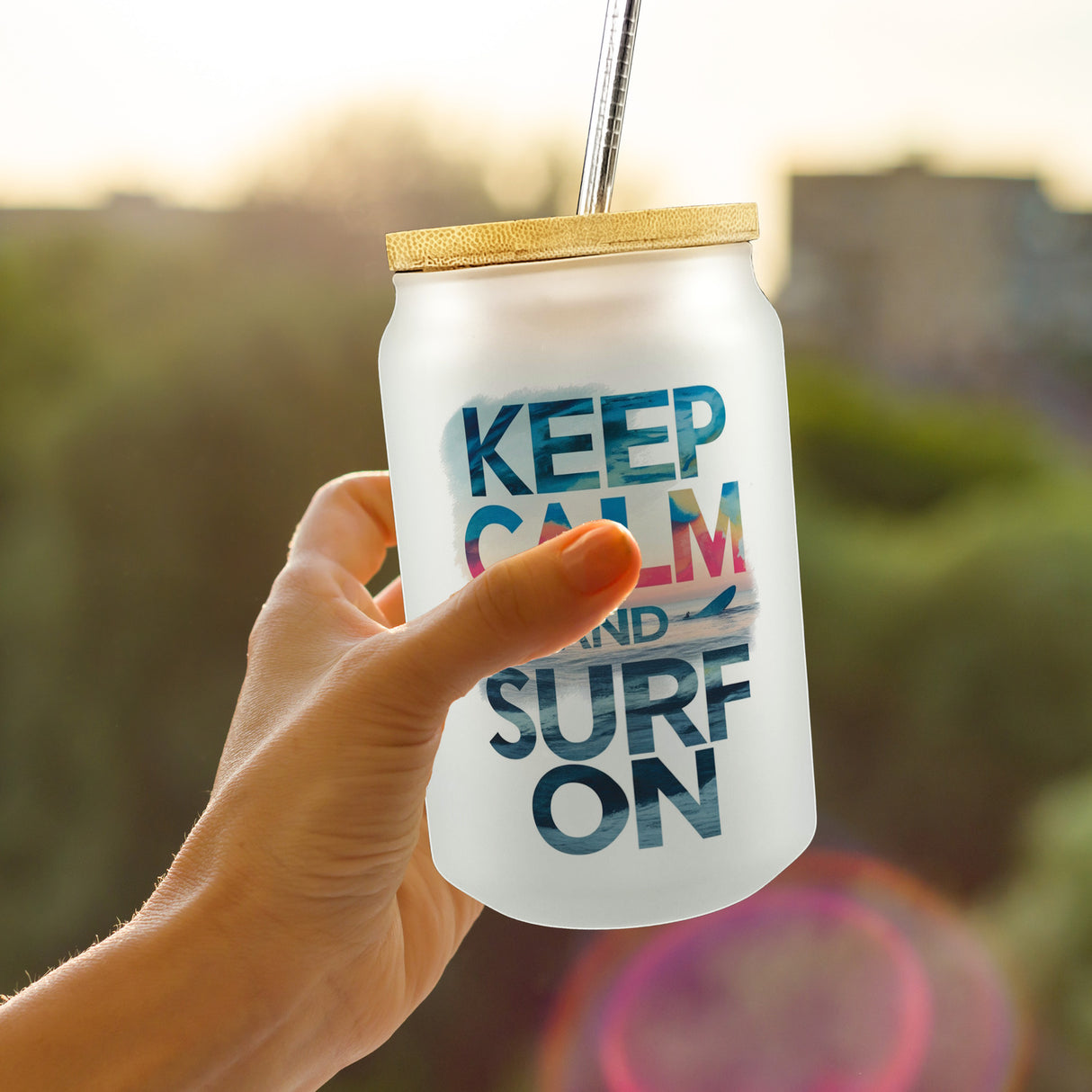 Surfer auf Welle Keep Calm and surf on Trinkglas mit Bambusdeckel