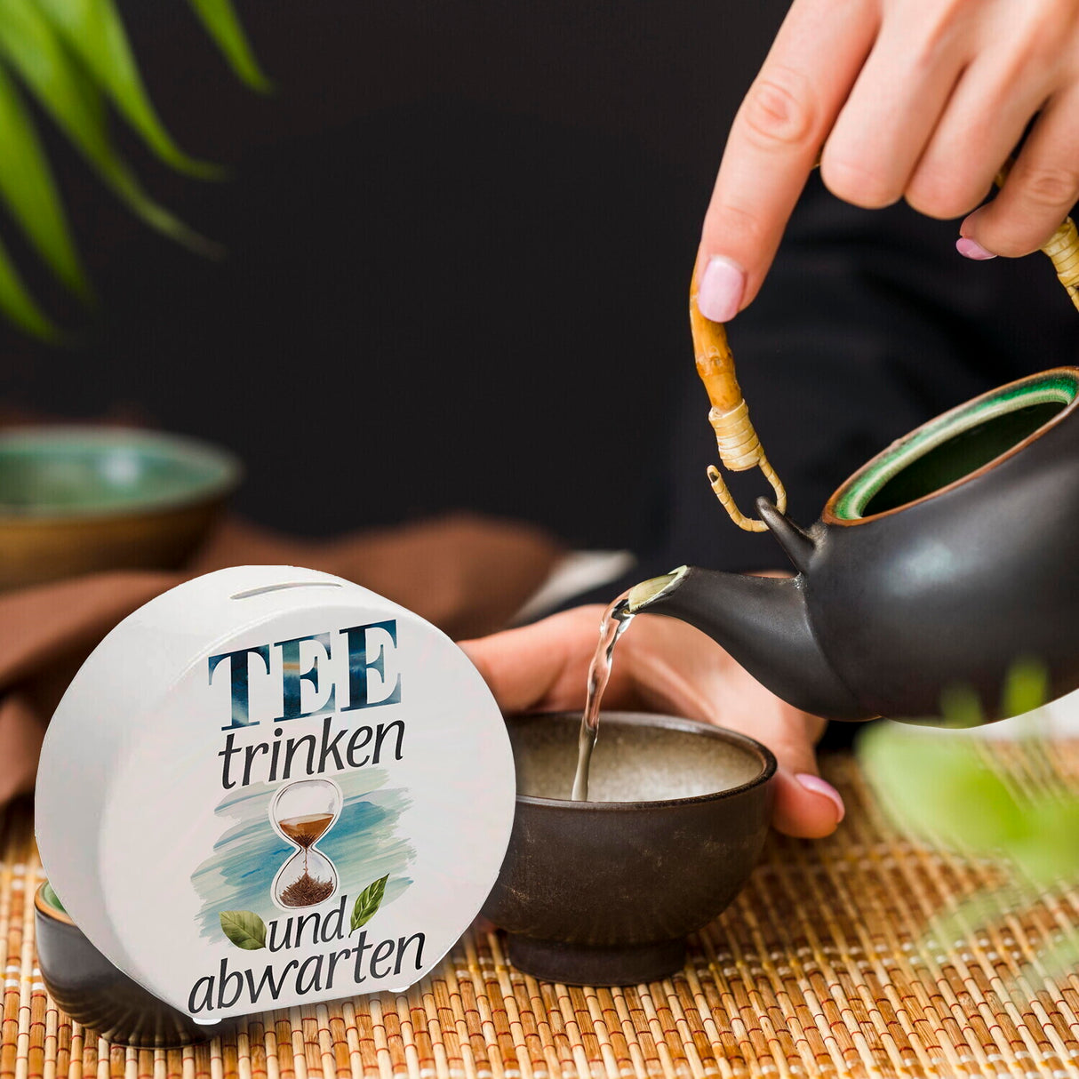 Sanduhr mit Teeblättern Spardose Tee trinken und abwarten