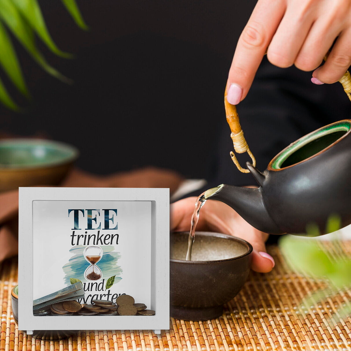 Sanduhr mit Teeblättern Spardose Tee trinken und abwarten