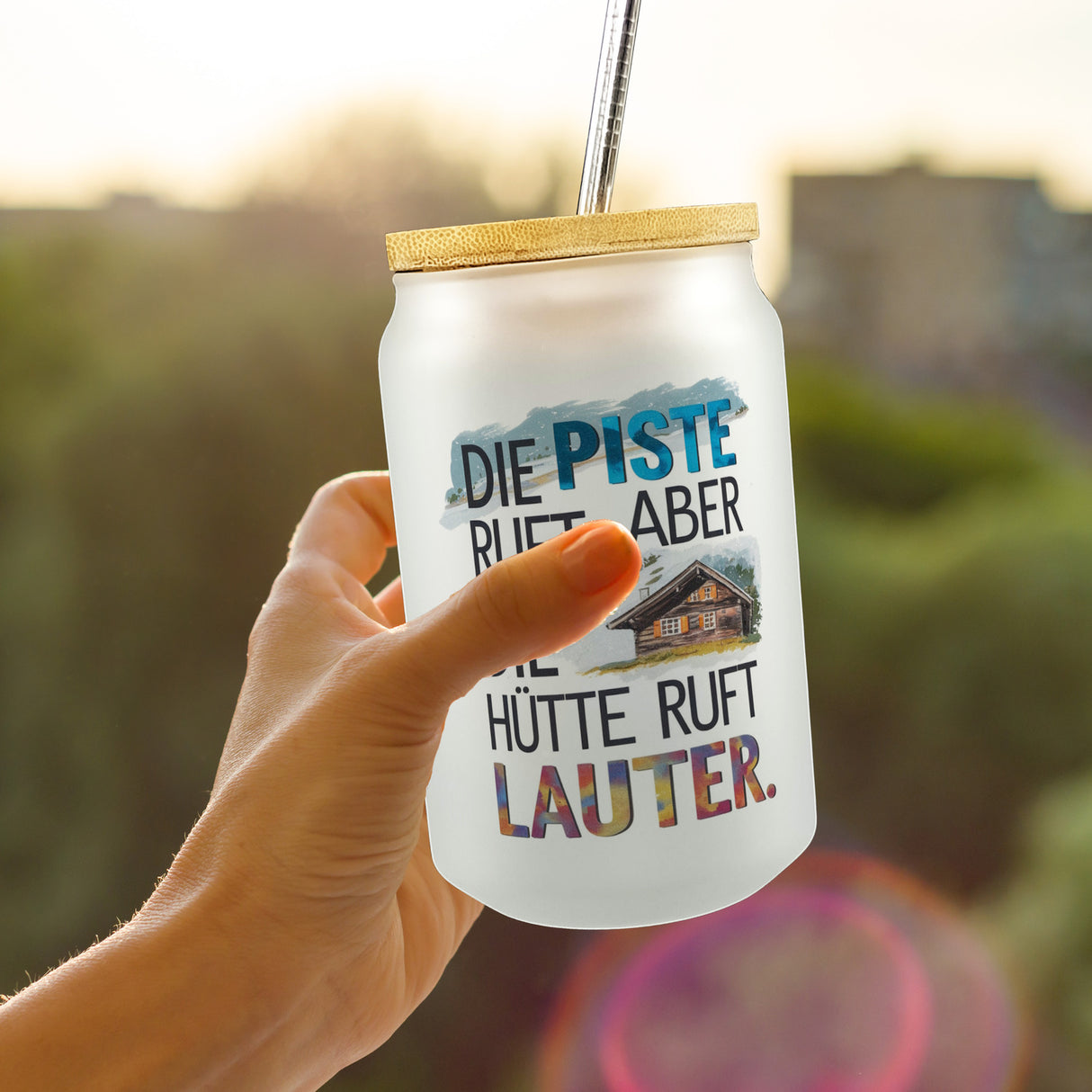 Die Piste ruft, aber die Hütte ruft lauter Trinkglas mit Bambusdeckel