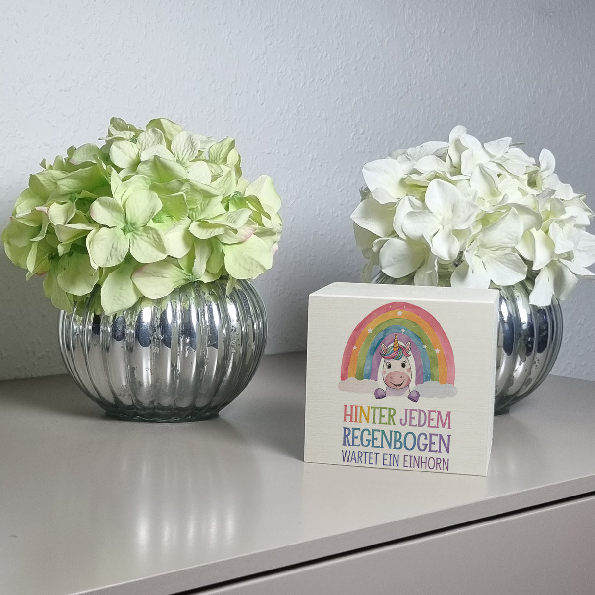 Lächelndes Einhorn Spardose Hinter jedem Regenbogen