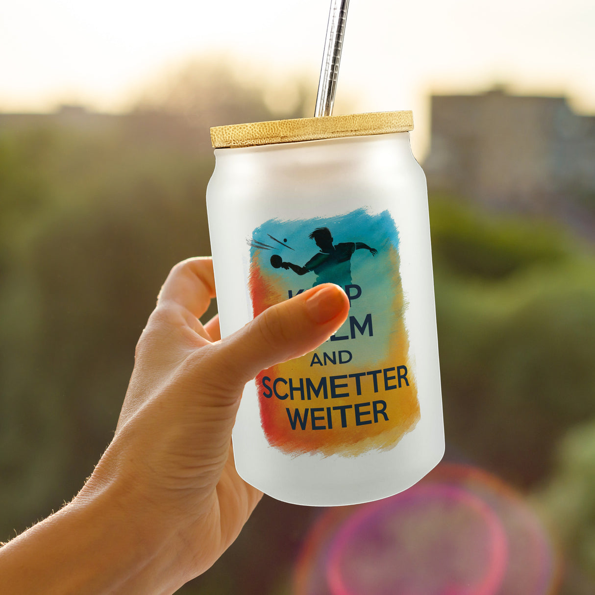 Tischtennisspieler in Aktion Trinkglas mit Bambusdeckel Keep Calm und Schmetter weiter
