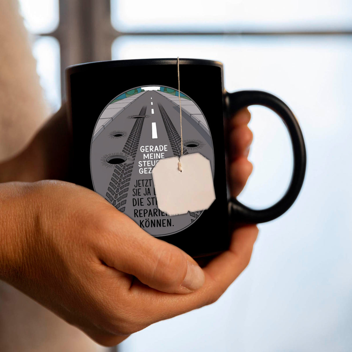 Steuer Politik-Kritik Tasse mit Schlagloch-Straße
