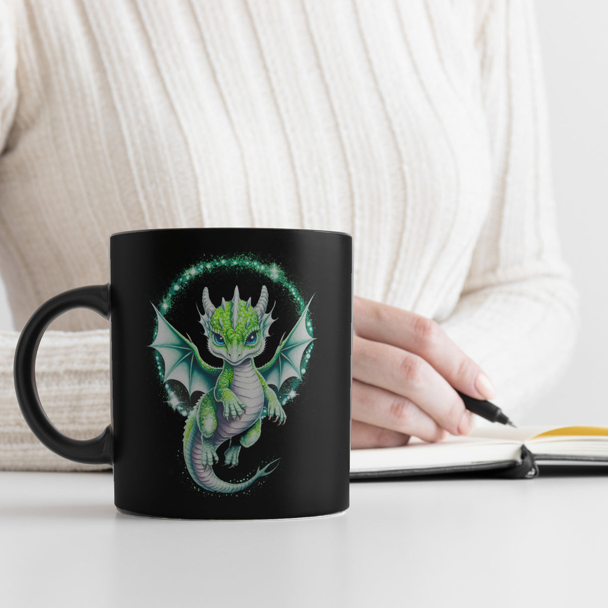 Grüner Babydrache Glitzerkunst Tasse für Drachenfans
