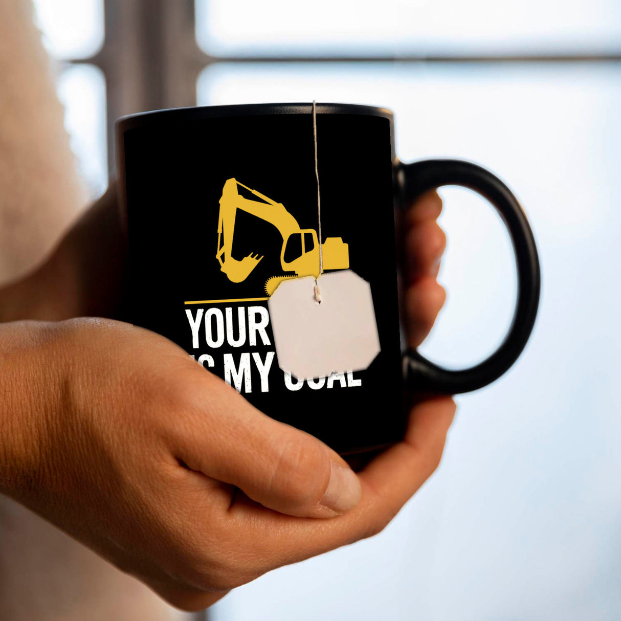 YOUR HOLE IS MY GOAL Tasse mit gelbem Bagger