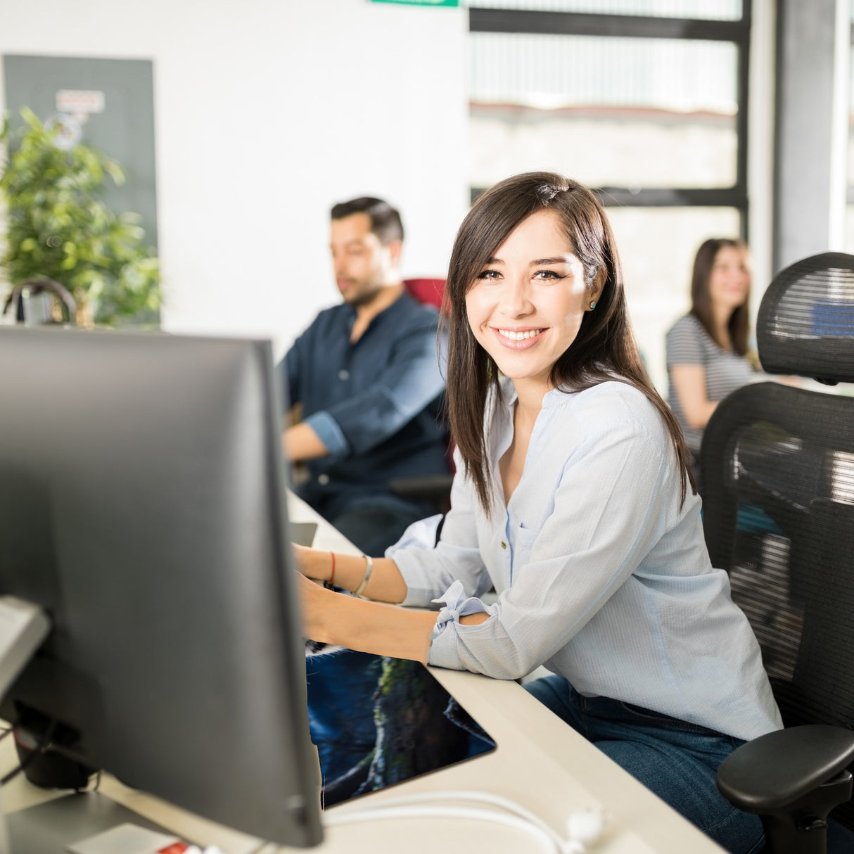 Schneeleopard im Nachtwald Schreibtischunterlage 69x31cm XXL Mauspad