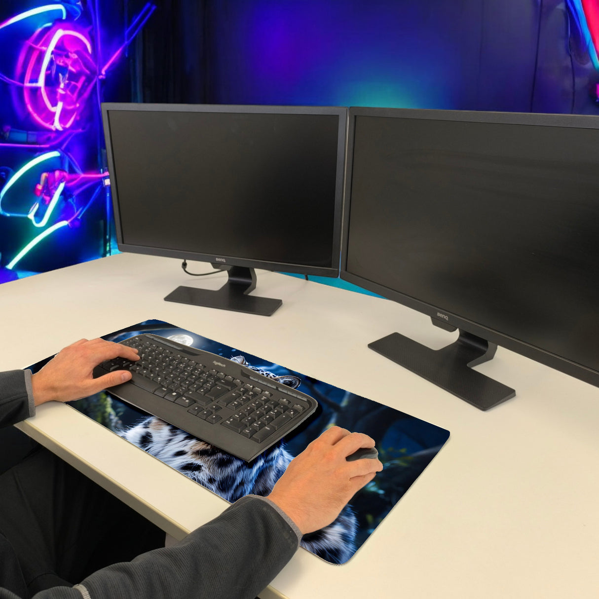 Schneeleopard im Nachtwald Schreibtischunterlage 69x31cm XXL Mauspad