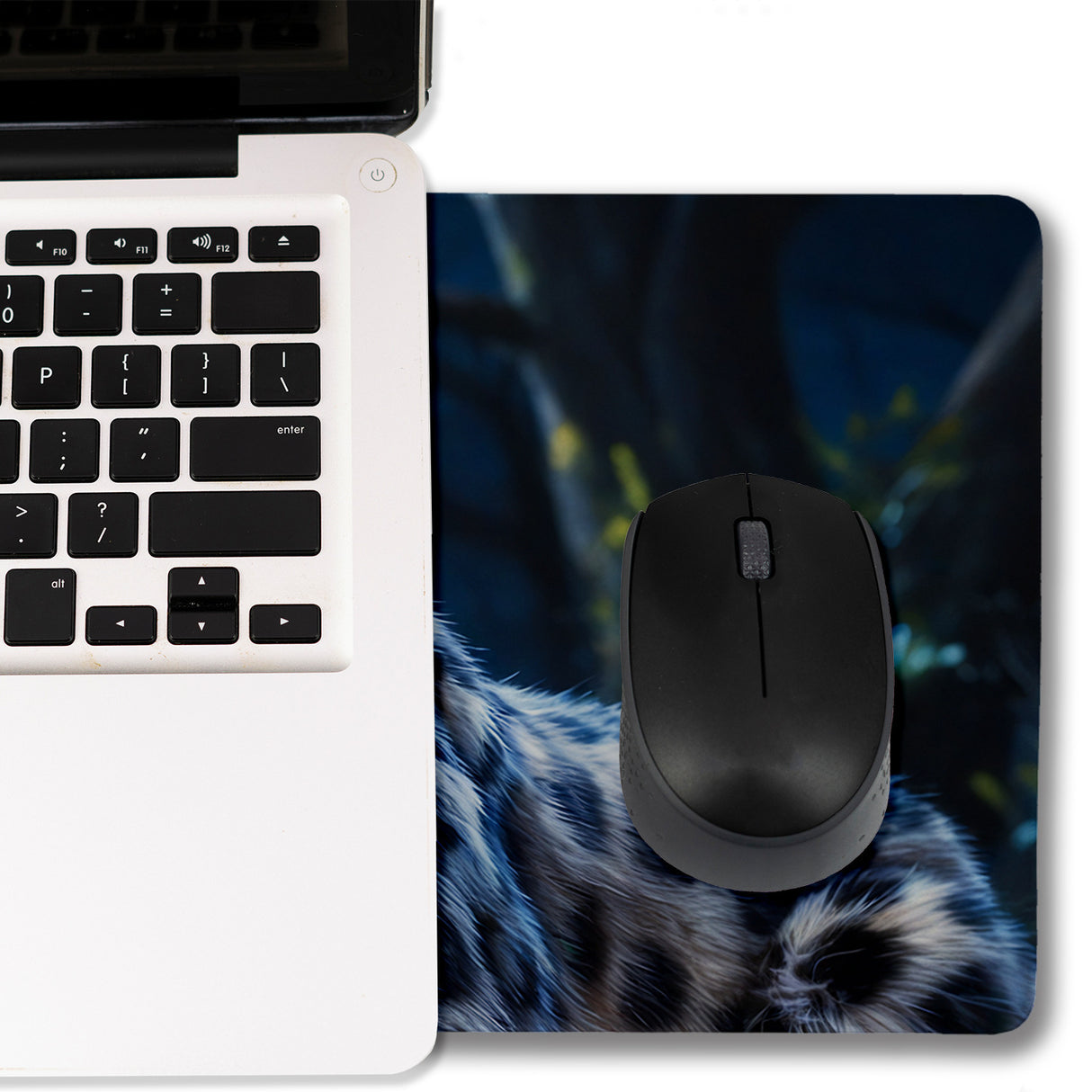 Schneeleopard im Nachtwald Schreibtischunterlage 69x31cm XXL Mauspad