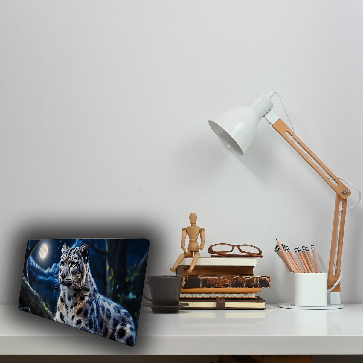 Schneeleopard im Nachtwald Schreibtischunterlage 69x31cm XXL Mauspad