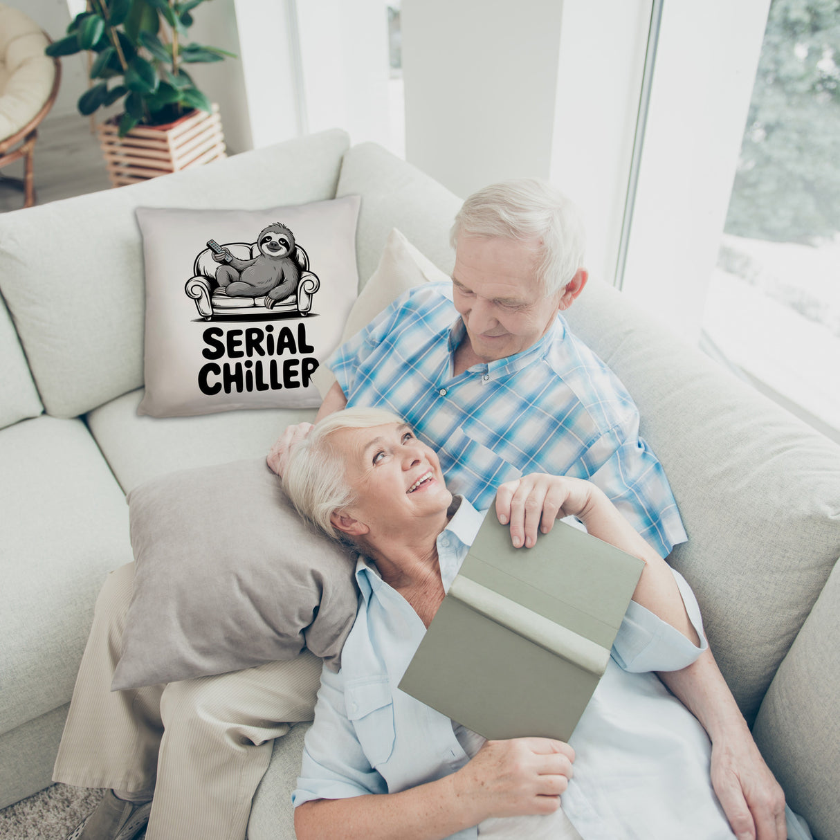 Faultier auf Couch Serial Chiller Kissen