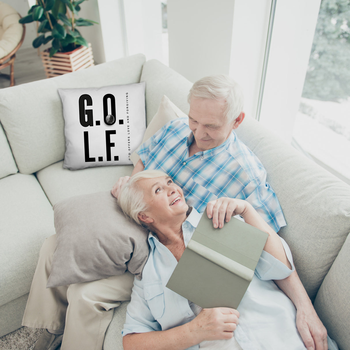 Golf. God offers love and forgiving Kissen