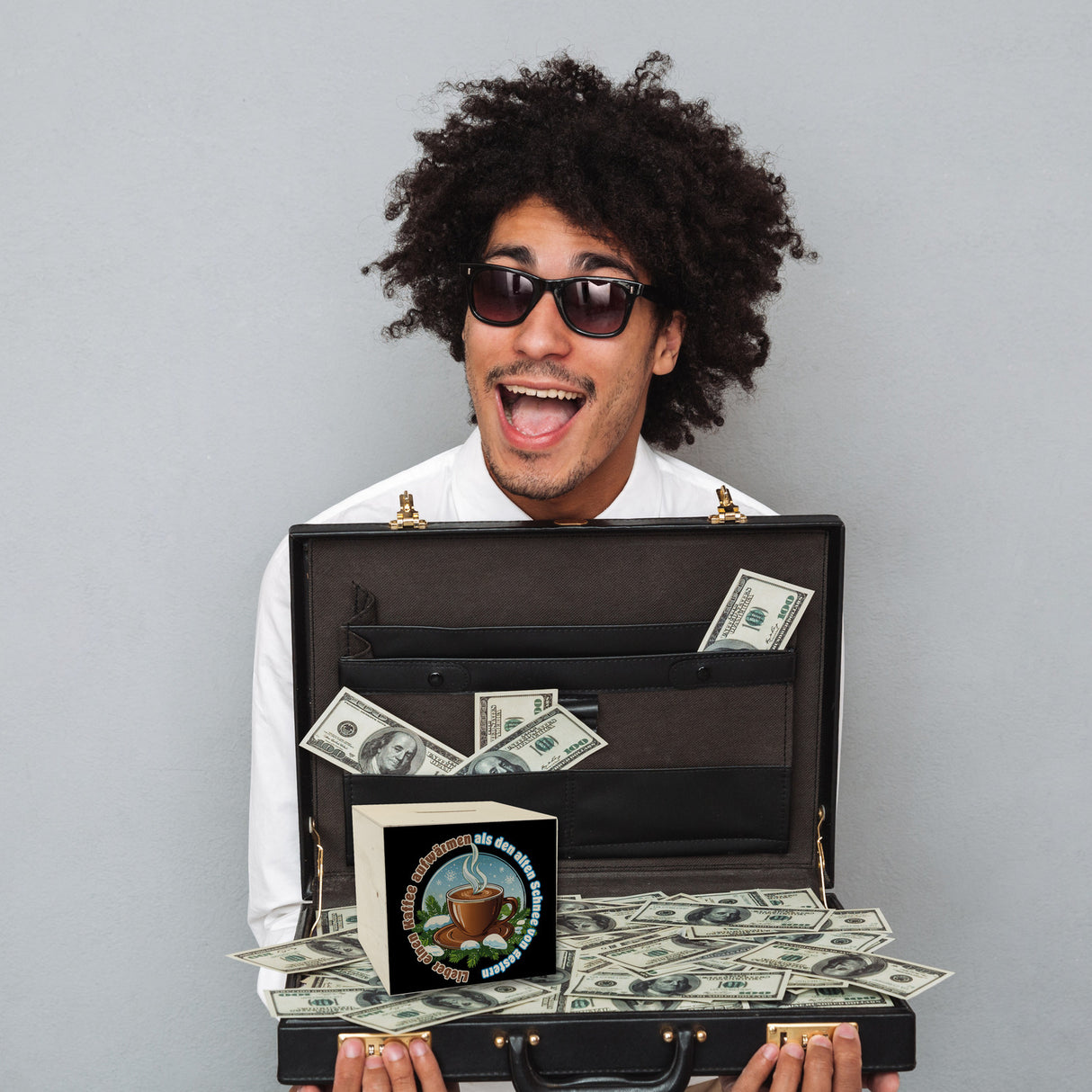 dampfende Kaffeetasse Spardose mit Spruch: Kaffee aufwärmen, statt Schnee gestern