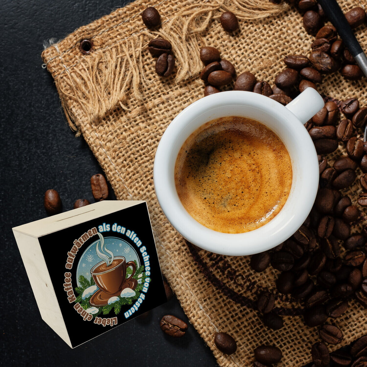 dampfende Kaffeetasse Spardose mit Spruch: Kaffee aufwärmen, statt Schnee gestern