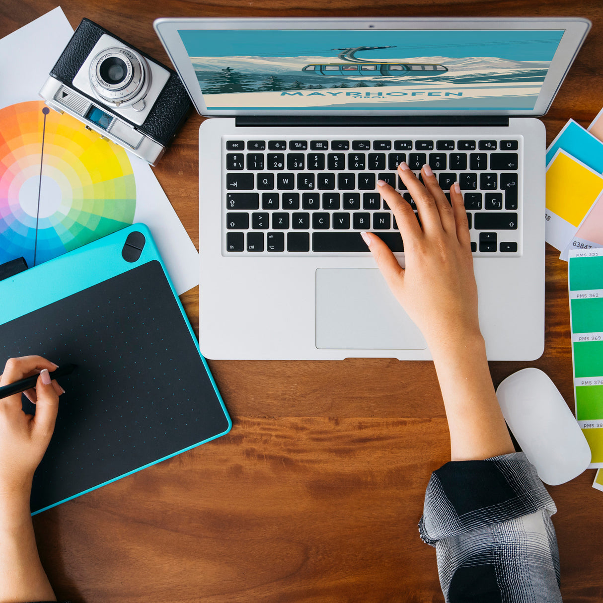 Mayrhofen Tirol Souvenir Magnet mit blau-gelber Seilbahn