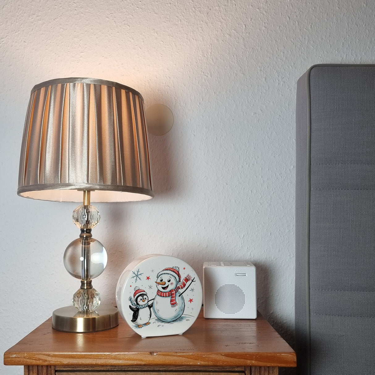 Schneemann und Pinguin mit Schneeflocken Spardose für Winterliebhaber