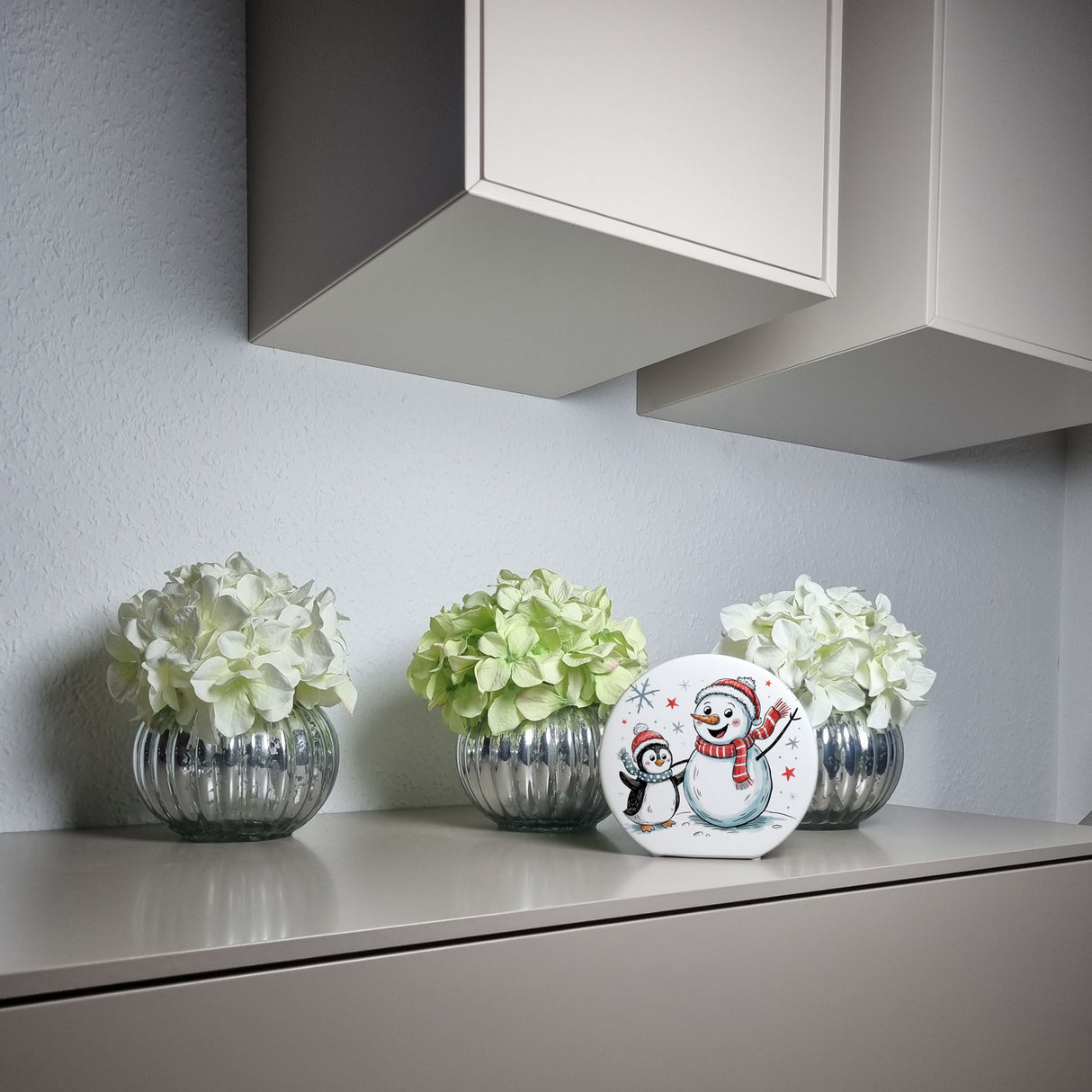 Schneemann und Pinguin mit Schneeflocken Spardose für Winterliebhaber